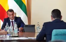 El alcalde de Har&iacute;a, Alfredo Villalba, en una reuni&oacute;n con el presidente del Cabildo, Oswaldo Betancort.