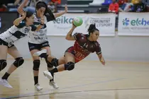 Jugadora del Zonzamas Plus Car Lanzarote realizando un lanzamiento.