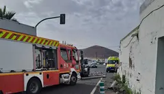 Bomberos en el lugar del accidente.
