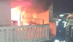 Bombero del Consorcio de Seguridad y Emergencias sofocando las llamas dentro de la vivienda.