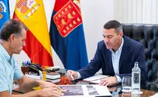 Oswaldo Betancort y Domingo Cejas en una de las reuniones habituales que mantienen en el Cabildo.