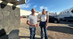 Servando Pérez y Sheila Guillén en el solar donde quieren instalar la gasolinera.