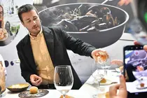 Jorge Rodríguez sirviendo vino en un evento. 