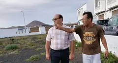 El concejal Enrique Barrios junto a un vecino de Maneje que le se&ntilde;ala las principales deficiencias del barrio.