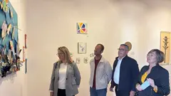 Concejales del grupo de gobierno de T&iacute;as disfrutando de la exposici&oacute;n.
