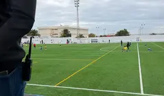 Imagen de uno de los agentes de paisano en uno campo de la capital