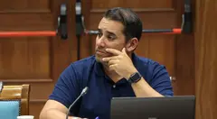 Yon&eacute; Caraballo durante la celebraci&oacute;n de una comisi&oacute;n parlamentaria.