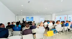 Representantes deportivos asistentes a los talleres y charlas de la nueva unidad de la Polic&iacute;a Local de Arrecife para prevenir la violencia en los deportes.