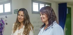 Olivia Duque y Mar Boronat en un colegio.