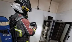 Un bomberos sofoca el conato de incendio en una dulcer&iacute;a de Arrecife.