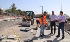 &Oacute;scar Noda y &Aacute;ngel Lago junto a las obras de la primera fase de rehabilitaci&oacute;n de la Avenida Papagayo.