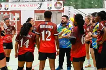 El entrenador dirigi&eacute;ndose al equipo