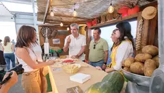 El vicepresidente del Gobierno de Canarias durante su visita este s&aacute;bado a la feria