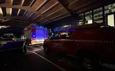 Los bomberos y los servicios sanitarios en la puerta del hotel