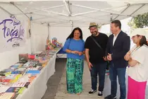 El alcalde y dos de sus concejales visitando la feria