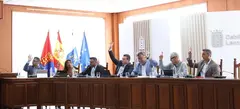 Echedey Eugenio votando en la Asamblea del Consorcio del agua junto al resto de representantes de los ayuntamientos.