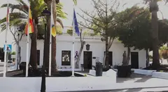 Imagen de la entrada del Ayuntamiento de Yaiza.