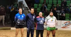Imagen de archivo de los luchadores del Tinajo y el San Bartolom&eacute; junto a los &aacute;rbitros.