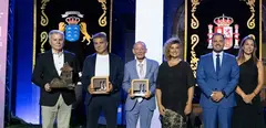 Toni Orosa en el reconocimiento del Ayuntamiento de Arrecife el pasado septiemnre, junto a los otros galardonados y el alcalde y la concejala de Turismo