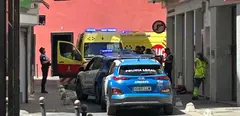 Polic&iacute;a Local y ambulancia del SUC en la zona donde el hombre sufri&oacute; la parada cardiorrespiratoria.