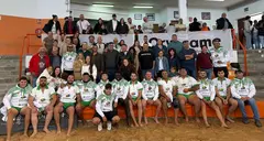 Foto de familia de los luchadores del San Bartolom&eacute;, la directiva, aficionados y los integrantes del Gobierno que se desplazaron a Tenerife