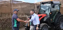 Oswaldo Betancort en su visita a la granja agr&iacute;cola.