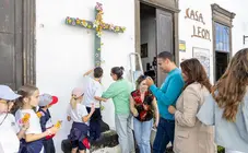 La alcaldesa de Teguise, Olivia Duque, acudi&oacute; al enramado