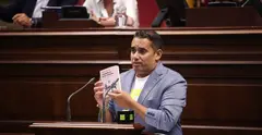 Yon&eacute; Caraballo con el Manifiesto de los Ciudadanos en el Parlamento auton&oacute;mico