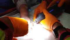 Momento en el que los bomberos cortaron los anillos con la radial