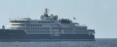 Imagen del barco igual al afectado entrando este martes en Arrecife.