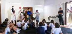 Escolares durante una de las charlas sobre vestimenta t&iacute;pica canaria.