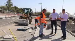 El alcalde visitando una obra con el concejal &Aacute;ngel Lago