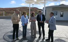 El alcalde de Tinajo con las autoridades del Cabildo y del Gobierno de Canarias