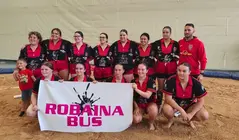 Las luchadoras y el mandador del Tinecheide de lucha canaria.