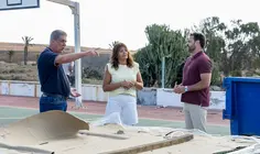 La alcaldesa de Teguise junto a los concejales de Obras y Deportes en una de las canchas que se est&aacute;n reformando.