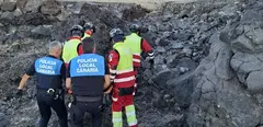 Bomberos del Consorcio de Seguridad y Emergencias junto a la Polic&iacute;a Local.