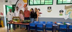 Jos&eacute; Juan Cruz, Nicol&aacute;s Saavedra y otros miembros del grupo de gobierno municipal en el comedor de un centro educativo.