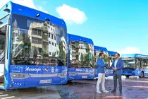 Mario Altube y Yonathan de Le&oacute;n junto a las nuevas guaguas de Arrecife.