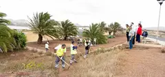 Operarios realizando las labores de preparaci&oacute;n para la feria en Teguise.