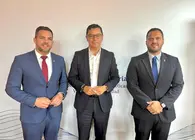 El alcalde de Arrecife Yonathan de Le&oacute;n y el consejero insular de Obras P&uacute;blicas, Jacobo Medina, con el consejero regional de Obras P&uacute;blicas.