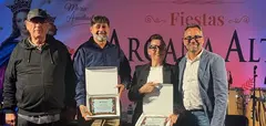 Los pregoneros posan con su reconocimiento en las Fiestas de Argana Alta.