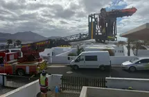 Momento de la actuaci&oacute;n de los bomberos con la gr&uacute;a