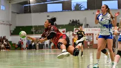 Una de las jugadoras locales volando para meter uno de los tantos de la victoria