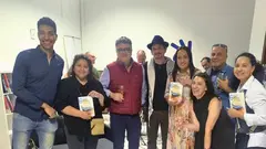 El consejero Armando Santana con parte de las peersonas que acudieron a la presentaci&oacute;n del libro