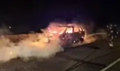 Bombero del Consorcio de Seguridad y Emergencias sofocando el  incendio del veh&iacute;culo.