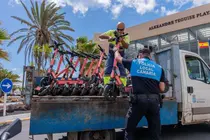 La Polic&iacute;a Local retira patinetas en Costa Teguise.