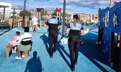 La Polic&iacute;a Local de Arrecife est&aacute; intensificando su presencia en los espacios p&uacute;blicos y parques infantiles para la protecci&oacute;n de los menores. En la imagen, el parque de Argana Alta.