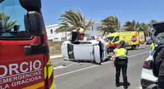 Momento de la actuaci&oacute;n de los bomberos, los servicios sanitarios y los agentes de la Polic&iacute;a Local de Arrecife