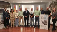 Los integrantes del Gobierno local con los productores queseros este martes durante la presentaci&oacute;n de la feria