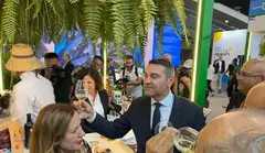 Oswaldo Betancort brindando en Gastro Canarias con un vino de Lanzarote.